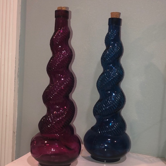 Other - Set of 2 swirling glass bottles for decorating